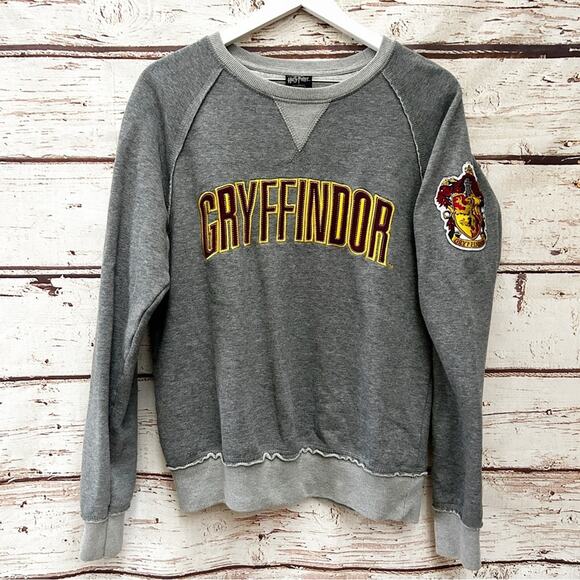 UNIVERSAL STUDIOS Wizarding World of Harry Potter Gryffindor Patch Sweatshirt M - Picture 1 of 8